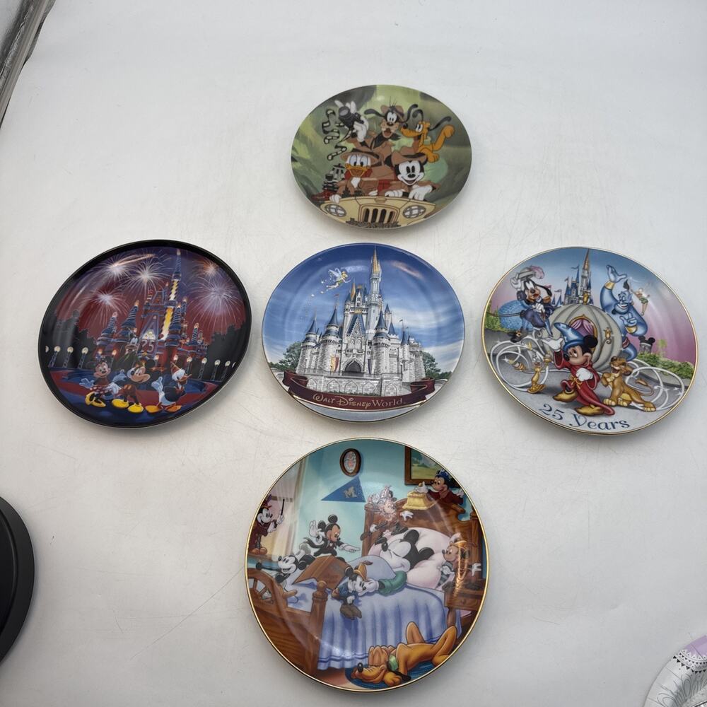 Miscellaneous set of five 25 year Disney collectible plates